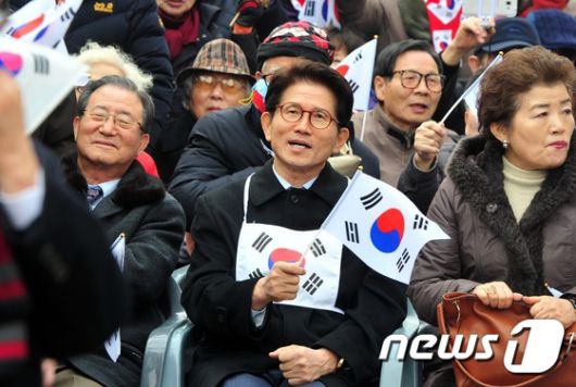 김문수 전 경기도 지사가 8일 오후 대구 중구 동아백화점 쇼핑점 앞에서 박사모 등 보수단체 주최로 열린 박근혜 대통령의 탄핵을 반대하는 집회에 참석해 태극기를 흔들고 있다.2017.2.8/뉴스1 ⓒ News1 이종현 기자