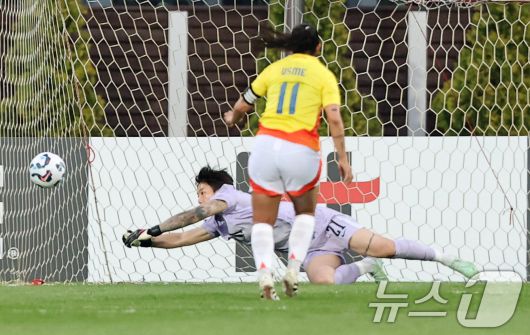 30일 오후 인천시 남동구 남동아시아드럭비경기장에서 열린 쿠팡플레이 초청 여자축구 국가대표팀 친선경기 대한민국과 콜롬비아의 경기에서 골키퍼 김민정이 콜롬비아 카탈리나 우스메의 패널티 킥을 막아내고 있다. 2025.5.30/뉴스1 ⓒ News1 이승배 기자