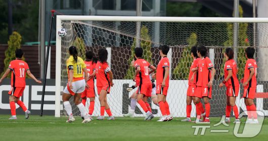 30일 오후 인천시 남동구 남동아시아드럭비경기장에서 열린 쿠팡플레이 초청 여자축구 국가대표팀 친선경기 대한민국과 콜롬비아의 경기에서 콜롬비아 카탈리나 우스메에게 실점을 허용하고 있다. 2025.5.30/뉴스1 ⓒ News1 이승배 기자