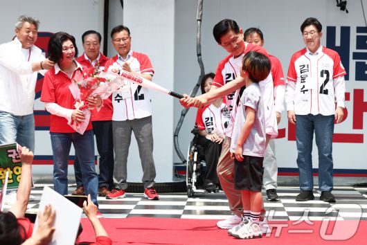 김문수 국민의힘 대통령 후보가 31일 강원 속초 관광수산시장에서 열린 속초시·인제군·고성군·양양군 합동유세에서 역전 기원을 담은 야구 배트 퍼포먼스를 하고 있다. 2025.5.31/뉴스1 ⓒ News1 김민지 기자