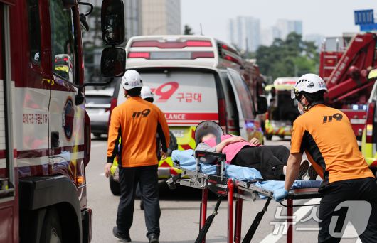 31일 오전 방화로 추정되는 화재가 발생한 서울 지하철 5호선 마포역에서 구급대원들이 환자를 긴급 이송하고 있다.2025.5.31/뉴스1 ⓒ News1 오대일 기자
