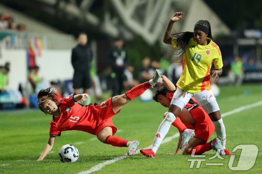 30일 오후 인천시 남동구 남동아시아드럭비경기장에서 열린 쿠팡플레이 초청 여자축구 국가대표팀 친선경기 대한민국과 콜롬비아의 경기에서 대한민국 강채림이 드리블 중 상대 수비와 부딪혀 넘어지고 있다. 2025.5.30/뉴스1 ⓒ News1 이승배 기자