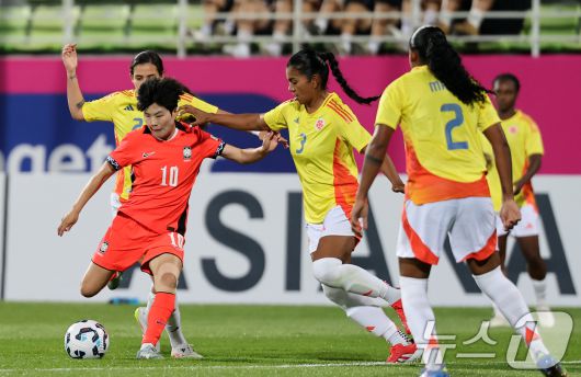 30일 오후 인천시 남동구 남동아시아드럭비경기장에서 열린 쿠팡플레이 초청 여자축구 국가대표팀 친선경기 대한민국과 콜롬비아의 경기에서 대한민국 지소연이 드리블 돌파하고 있다. 2025.5.30/뉴스1 ⓒ News1 이승배 기자