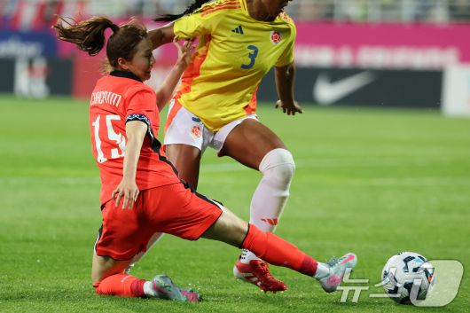 30일 오후 인천시 남동구 남동아시아드럭비경기장에서 열린 쿠팡플레이 초청 여자축구 국가대표팀 친선경기 대한민국과 콜롬비아의 경기에서 대한민국 강채림이 상대 수비와 볼을 다투고 있다. 2025.5.30/뉴스1 ⓒ News1 이승배 기자