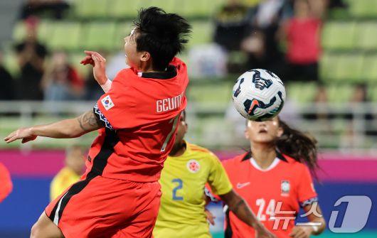 30일 오후 인천시 남동구 남동아시아드럭비경기장에서 열린 쿠팡플레이 초청 여자축구 국가대표팀 친선경기 대한민국과 콜롬비아의 경기에서 대한민국 이금민이 헤딩을 시도하고 있다. 2025.5.30/뉴스1 ⓒ News1 이승배 기자