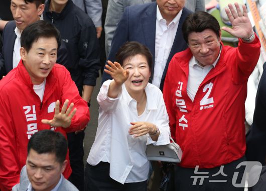 박근혜 전 대통령이 31일 오후 대구 중구 서문시장을 찾아 구름 인파 속을 지나며 시민들과 인사하고 있다. 2025.5.31/뉴스1 ⓒ News1 공정식 기자