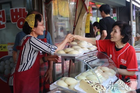 김문수 국민의힘 대통령 후보 부인 설난영 여사가 28일 경기 의왕시 도깨비시장을 방문해 상인과 인사하고 있다. (국민의힘 제공, 재판매 및 DB 금지) 2025.5.28/뉴스1
