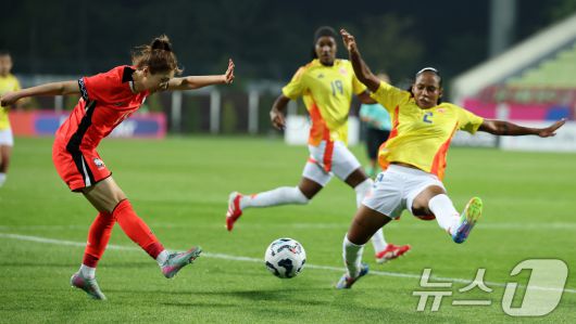 30일 오후 인천시 남동구 남동아시아드럭비경기장에서 열린 쿠팡플레이 초청 여자축구 국가대표팀 친선경기 대한민국과 콜롬비아의 경기에서 대한민국 강채림이 크로스를 올리고 있다. 2025.5.30/뉴스1 ⓒ News1 이승배 기자