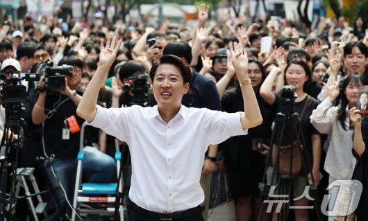 이준석 개혁신당 대통령 후보가 제21대 대통령 선거를 사흘 앞둔 31일 오후 경기 안양시 평촌로데오거리에서 열린 유세에서 막판 지지를 호소하고 있다. 2025.5.31/뉴스1 ⓒ News1 오대일 기자