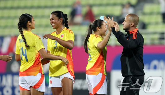 30일 오후 인천시 남동구 남동아시아드럭비경기장에서 열린 쿠팡플레이 초청 여자축구 국가대표팀 친선경기 대한민국과 콜롬비아의 경기에서 1대0으로 승리한 안헬로 마르실리아 콜롬비아 대표팀 감독이 선수들을 격려하고 있다. 2025.5.30/뉴스1 ⓒ News1 이승배 기자