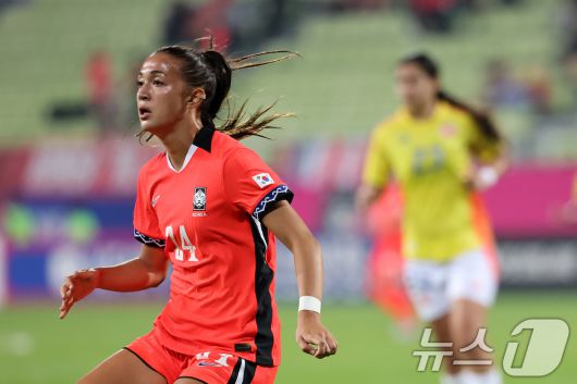 30일 오후 인천시 남동구 남동아시아드럭비경기장에서 열린 쿠팡플레이 초청 여자축구 국가대표팀 친선경기 대한민국과 콜롬비아의 경기에서 대한민국 케이시 유진 페어가 공을 쫓고 있다. 2025.5.30/뉴스1 ⓒ News1 이승배 기자