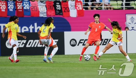 30일 오후 인천시 남동구 남동아시아드럭비경기장에서 열린 쿠팡플레이 초청 여자축구 국가대표팀 친선경기 대한민국과 콜롬비아의 경기에서 대한민국 문은주가 드리블하고 있다. 2025.5.30/뉴스1 ⓒ News1 이승배 기자