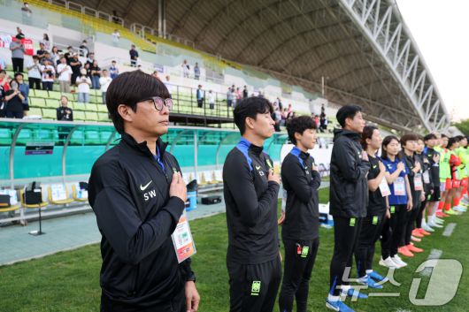 30일 오후 인천시 남동구 남동아시아드럭비경기장에서 열린 쿠팡플레이 초청 여자축구 국가대표팀 친선경기 대한민국과 콜롬비아의 경기에서 신상우 대표팀 감독이 국민의례하고 있다. 2025.5.30/뉴스1 ⓒ News1 이승배 기자