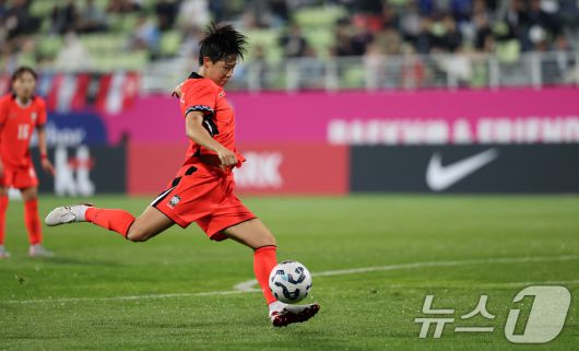 30일 오후 인천시 남동구 남동아시아드럭비경기장에서 열린 쿠팡플레이 초청 여자축구 국가대표팀 친선경기 대한민국과 콜롬비아의 경기에서 대한민국 고유진이 슈팅하고 있다. 2025.5.30/뉴스1 ⓒ News1 이승배 기자