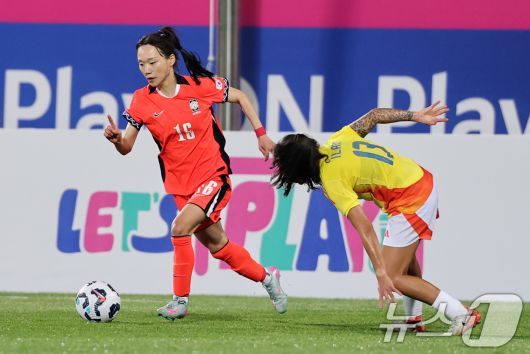 30일 오후 인천시 남동구 남동아시아드럭비경기장에서 열린 쿠팡플레이 초청 여자축구 국가대표팀 친선경기 대한민국과 콜롬비아의 경기에서 대한민국 장슬기가 드리블 돌파하고 있다. 2025.5.30/뉴스1 ⓒ News1 이승배 기자