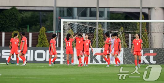30일 오후 인천시 남동구 남동아시아드럭비경기장에서 열린 쿠팡플레이 초청 여자축구 국가대표팀 친선경기 대한민국과 콜롬비아의 경기에서 콜롬비아 카탈리나 우스메에게 실점한 대한민국 선수들이 아쉬워하고 있다. 2025.5.30/뉴스1 ⓒ News1 이승배 기자