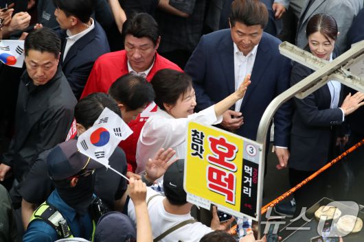 박근혜 전 대통령이 31일 오후 대구 중구 서문시장을 찾아 구름 인파 속을 지나며 시민들과 인사하고 있다. 2025.5.31/뉴스1 ⓒ News1 공정식 기자