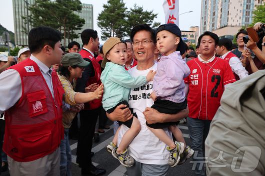 김문수 국민의힘 대통령 후보가 30일 강원 춘천시청 인근에서 유세를 하고 있다. (공동취재) 2025.5.30/뉴스1 ⓒ News1 김민지 기자