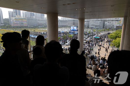 이재명 더불어민주당 대통령 후보가 31일 세종시 나성동 나무그늘광장에서 시민들에게 지지를 호소하고 있다. 2025.5.31/뉴스1 ⓒ News1 이재명 기자