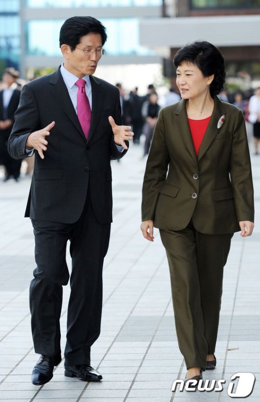 박근혜 새누리당 대선 후보가 김문수 경기지사가 10일 오후 경기도 수원시 경기도청에서 회동을 가진 뒤 나란히 걸으며 대화를 나누고 있다. 2012.10.10/뉴스1