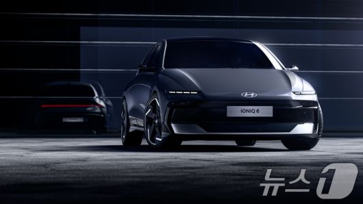 현대자동차는 3일 경기 고양시 킨텍스에서 열린 ‘2025 서울모빌리티쇼’ 보도발표회에서 신형 수소전기차 ‘디 올 뉴 넥쏘’와 전용전기차 ‘더 뉴 아이오닉 6’를 세계 최초로 공개했다. 사진은 더 뉴 아이오닉6. (현대차 제공. 재판매 및 DB 금지) 2025.4.3/뉴스1