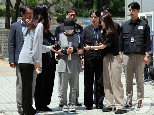 제21대 대통령 선거 사전투표 첫날 서울 강남구의 한 투표소에서 배우자의 신분증으로 대리 투표한 혐의를 받는 선거사무원 박 모 씨가 1일 오후 서울 서초구 서울중앙지법에서 열린 구속 전 피의자 심문(영장실질심사)에 출석하고 있다. 2025.6.1/뉴스1 ⓒ News1 황기선 기자