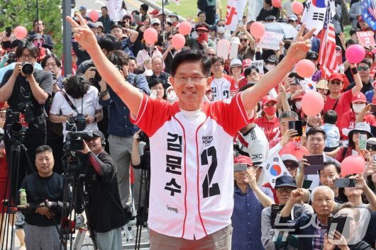 김문수 국민의힘 대통령 후보가 1일 오전 경기 수원시 수원컨벤션센터 광장에서 열린 유세에서 시민들에게 인사하고 있다. 2025.6.1/뉴스1 ⓒ News1 이광호 기자