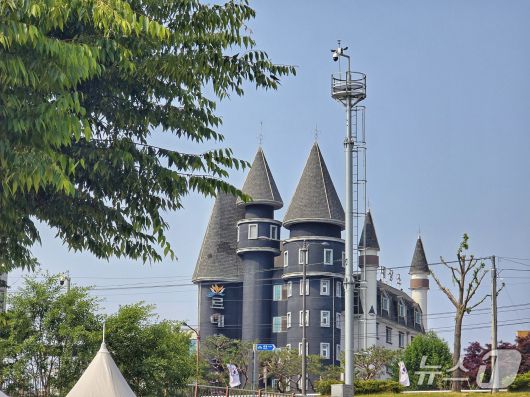 지난달 29일 충남 공주 금강 신관공원 인근에 인공지능(AI) CCTV가 설치돼 있다. ⓒ 뉴스1 황덕현 기자