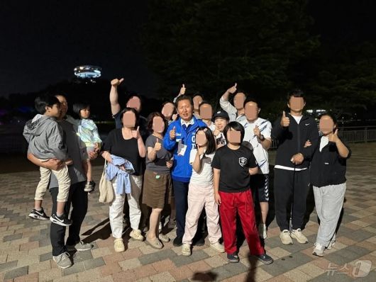 정청래 더불어민주당 의원이 5월 29일 저녁 전남 나주 혁신도시 호수공원에서 모여든 시민들과 사진을 찍고 있다.(정청래 페이스북. 재배포 및 DB 금지)