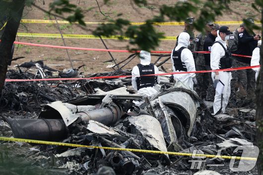 군 항공사고 조사관들이 30일 오전 경북 포항시 남구 동해면 야산에 추락한 해군 대잠 해상초계기 사고 현장 조사를 진행하고 있다. 2025.5.30/뉴스1 ⓒ News1 최창호 기자