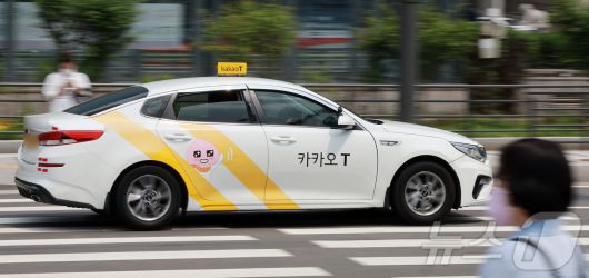 공정거래위원회가 자사 택시 배차 플랫폼을 이용하지 않고 승객을 태운 경우에도 수수료 20%를 떼 간 카카오 택시 가맹본부에 시정명령과 함께 과징금 38억 8천2백만 원의 제재를 내렸다고 28일 밝혔다. 공정위는 명확하지 않은 계약으로 기사들이 수수료 구조를 제대로 이해하지 못했으며, 사용하지 않은 서비스에 요금을 부과한 것은 부당하다고 판단했다. 사진은 이날 서울 중구 서울역 택시 승강장 인근에서 운행하는 카카오 택시. 2025.5.28/뉴스1 ⓒ News1 김진환 기자