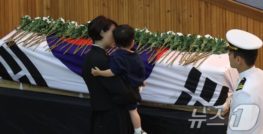 1일 해군 해상초계기 917호기 추락 사고 순직자들에 대한 합동 영결식이 거행된 경북 포항 해군항공사령부 내 강당에서 유가족이 마지막 길을 배웅하고 있다. 2025.6.1/뉴스1 ⓒ News1 최창호 기자