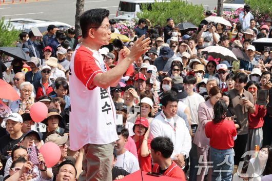 김문수 국민의힘 대통령 후보가 1일 오전 경기 수원시 수원컨벤션센터 광장에서 열린 유세에서 시민들에게 지지를 호소하고 있다. 2025.6.1/뉴스1 ⓒ News1 이광호 기자