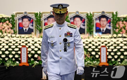 양용모 해군참모총장이 1일 해군 해상초계기 917호기 추락 사고 순직자 합동 영결식이 거행된 경북 포항 해군항공사령부 내 강당에서 헌화와 분향을 마친 후 발걸음을 옮기고 있다. 2025.6.1/뉴스1 ⓒ News1 최창호 기자