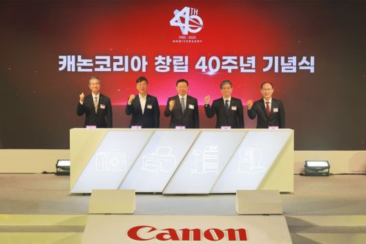 왼쪽부터 키요미 테츠지 캐논 이미징 사업본부 부본부장, 이민근 안산시장, 신동빈 롯데그룹 회장, 코시미즈 요시유키 캐논 디지털프린팅 사업본부 소장, 박정우 캐논코리아 대표이사가 기념사진을 찍고 있다.(캐논코리아 제공)