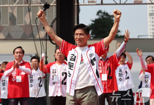 김문수 국민의힘 대통령 후보가 1일 경기 수원컨벤션센터 광장에서 열린 유세에서 지지를 호소하고 있다. (공동취재) 2025.6.1/뉴스1 ⓒ News1 이광호 기자