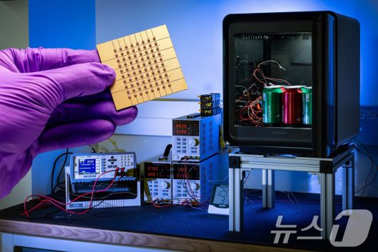 삼성전자는 존스홉킨스대학교 응용물리학연구소와 산학협력을 통해 진행한 '차세대 펠티어 냉각 기술' 연구 논문이 세계적인 학술지 '네이처 커뮤니케이션스'에 게재됐다고 28일 밝혔다. 사진은 삼성전자와 존스홉킨스대학 연구팀이 개발한 나노 박막 펠티어 소자와 고효율 펠티어 냉장고 모습. (삼성전자 제공. 재판매 및 DB 금지) 2025.5.28/뉴스1