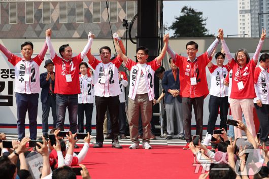 김문수 국민의힘 대통령 후보가 1일 경기 수원컨벤션센터 광장에서 열린 유세에서 지지를 호소하고 있다. (공동취재) 2025.6.1/뉴스1 ⓒ News1 이광호 기자
