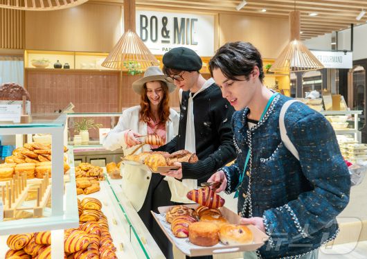 지난 2월 서울 서초구 신세계백화점 강남점 지하 1층에 위치한 파리지엔 블랑제리 ‘보앤미(BO&MIE)’ 매장에서 파리지엔 모델들이 메뉴들을 즐기고 있다. (신세계푸드 제공. 재판매 및 DB 금지) 2025.2.28/뉴스1