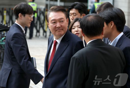 윤석열 전 대통령이 26일 오후 서울 서초구 중앙지방법원에서 열린 내란 우두머리 혐의, 직권남용 권리행사방해 혐의 사건 5차 공판을 마친 후 법원을 나서며 지지자들을 보고 있다. 2025.5.26/뉴 스1 2025.5.26/뉴스1 ⓒ News1 사진공동취재단