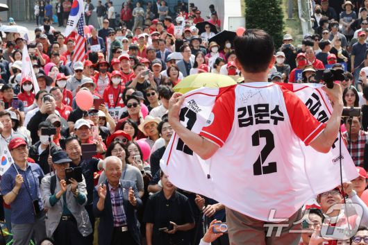 김문수 국민의힘 대통령 후보가 1일 오전 경기 수원시 수원컨벤션센터 광장에서 열린 유세에서 시민들에게 지지를 호소하고 있다. 2025.6.1/뉴스1 ⓒ News1 이광호 기자
