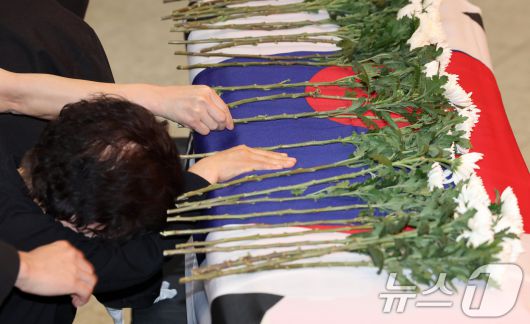 1일 해군 해상초계기 917호기 추락 사고 순직자들에 대한 합동 영결식이 거행된 경북 포항 해군항공사령부 내 강당에서 유가족들이 영현 운구를 앞두고 오열하고 있다. 2025.6.1/뉴스1 ⓒ News1 최창호 기자