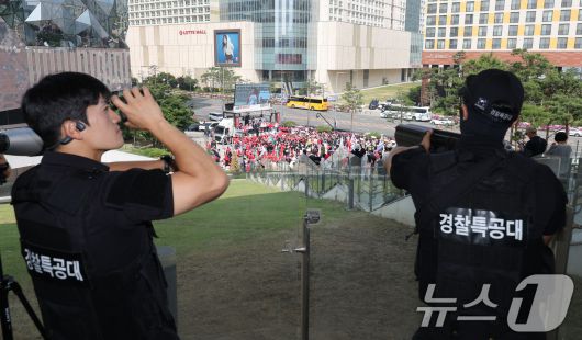 김문수 국민의힘 대통령 후보가 1일 경기 수원컨벤션센터 광장에서 열린 유세에서 지지를 호소하는 가운데 경찰 특공대가 경계 근무를 하고 있다. (공동취재) 2025.6.1/뉴스1 ⓒ News1 이광호 기자