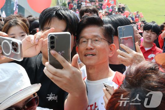 김문수 국민의힘 대통령 후보가 1일 오전 경기 수원시 수원컨벤션센터 광장에서 열린 유세에서 지지자들과 기념촬영울 하고 있다. 2025.6.1/뉴스1 ⓒ News1 이광호 기자