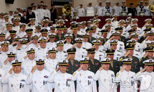 1일 해군 해상초계기 917호기 추락 사고 순직자들에 대한 합동 영결식이 거행된 경북 포항 해군항공사령부 내 강당에서 장병들이 경례로 마지막 길을 배웅하고 있다. 2025.6.1/뉴스1 ⓒ News1 최창호 기자