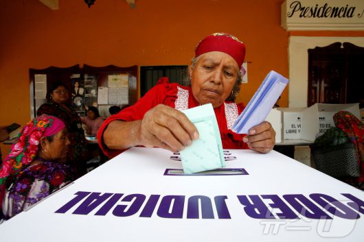 1일(현지시간) 멕시코 오아하카주 산 바르톨로메키알라나 투표소에서 유권자들이 판사 선출을 위한 투표를 하고 있다. ⓒ 로이터=뉴스1
