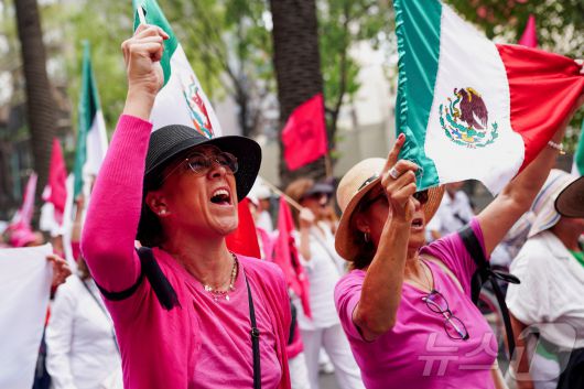 1일(현지시간) 멕시코시티 레포르마 거리에서 시민들이 판사 선거 반대 시위를 하고 있다. ⓒ 로이터=뉴스1