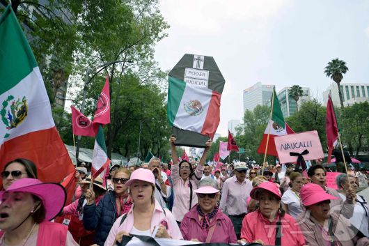 1일(현지시간) 멕시코시티 레포르마 거리에서 시민들이 판사 선거 반대 시위를 하고 있다.ⓒ AFP=뉴스1