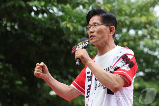 김문수 국민의힘 대통령 후보가 1일 오후 서울 서대문구 신촌역 앞 집중유세에서 시민들에게 지지를 호소하고 있다.(공동취재) 2025.6.1/뉴스1 ⓒ News1 이광호 기자