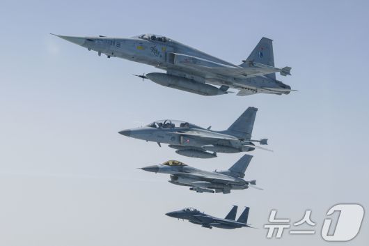 편대비행하는 한미공군 전투기. 위쪽부터 韓 F-5, KF-16, 美 F-16, 韓 F-15K. (공군 제공. 재판매 및 DB 금지)/뉴스1 ⓒ News1 이연주 기자